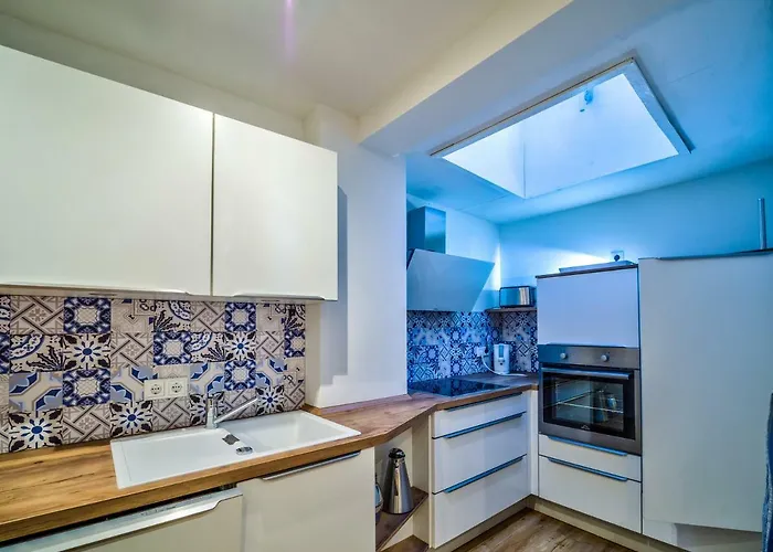 To Hous * Μονσάου